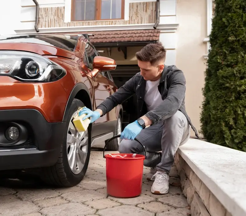 Lavage auto à domicile Pailloles : professionnel intervenant sur un véhicule